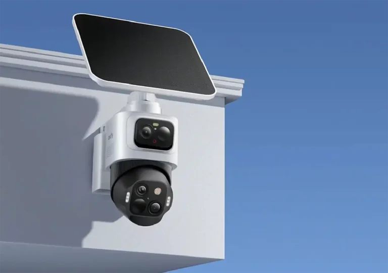 Cámara de seguridad eufyCam S4 con panel solar montada en el exterior de una fachada