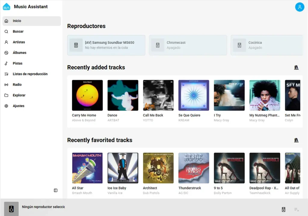Interfaz de Music Assistant 2.7 con nuevo diseño: barra lateral izquierda, sección de reproductores y listas de canciones añadidas y favoritas en la pantalla principal.