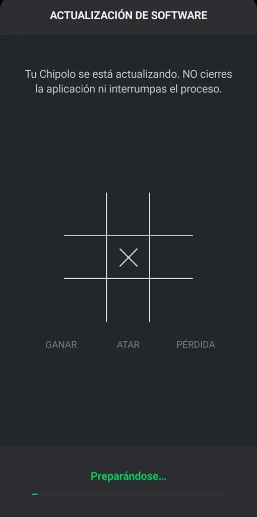Pantalla de actualización de software del Chipolo Card en la app de Chipolo, con el minijuego de tres en raya mientras se prepara la instalación