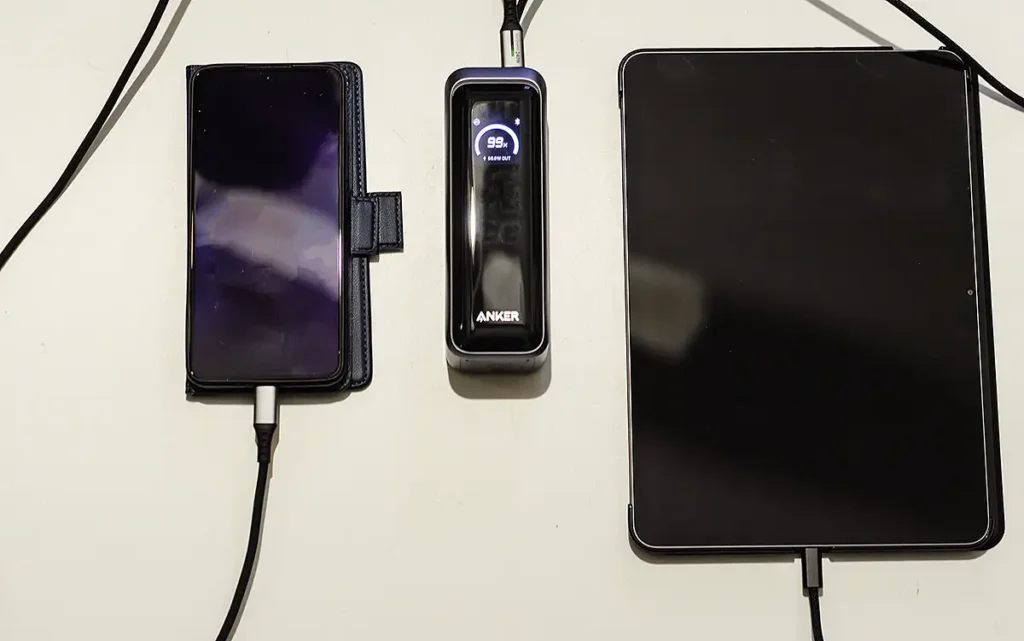 Anker Prime Power Bank 20K 220W cargando un móvil y una tablet al mismo tiempo por USB-C.