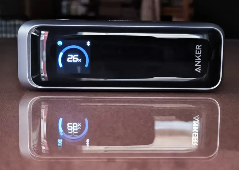 Anker Prime Power Bank 20K (20.100 mAh) tumbada mostrando el 26% de batería