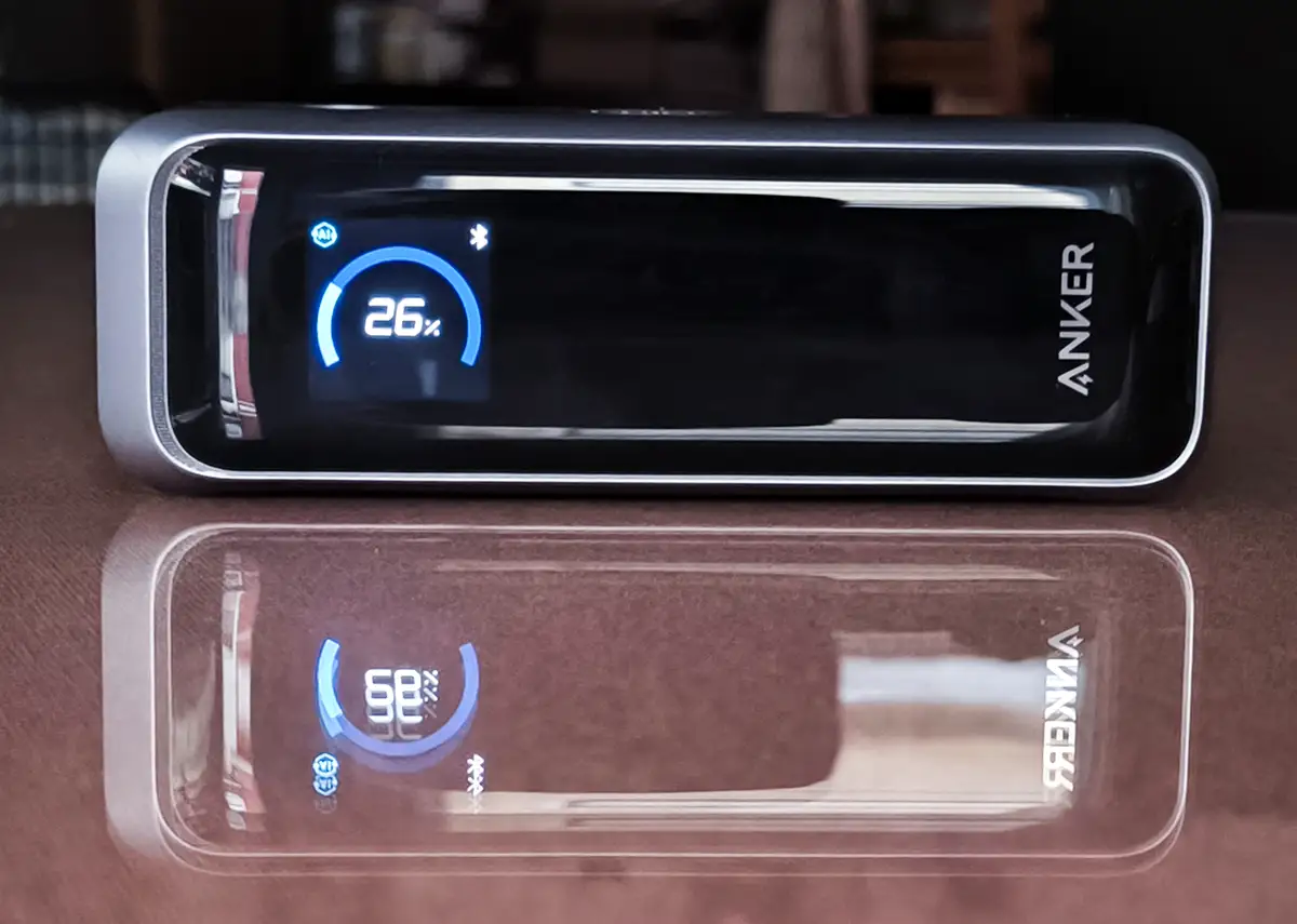 Anker Prime Power Bank 20K (20.100 mAh) tumbada mostrando el 26% de batería