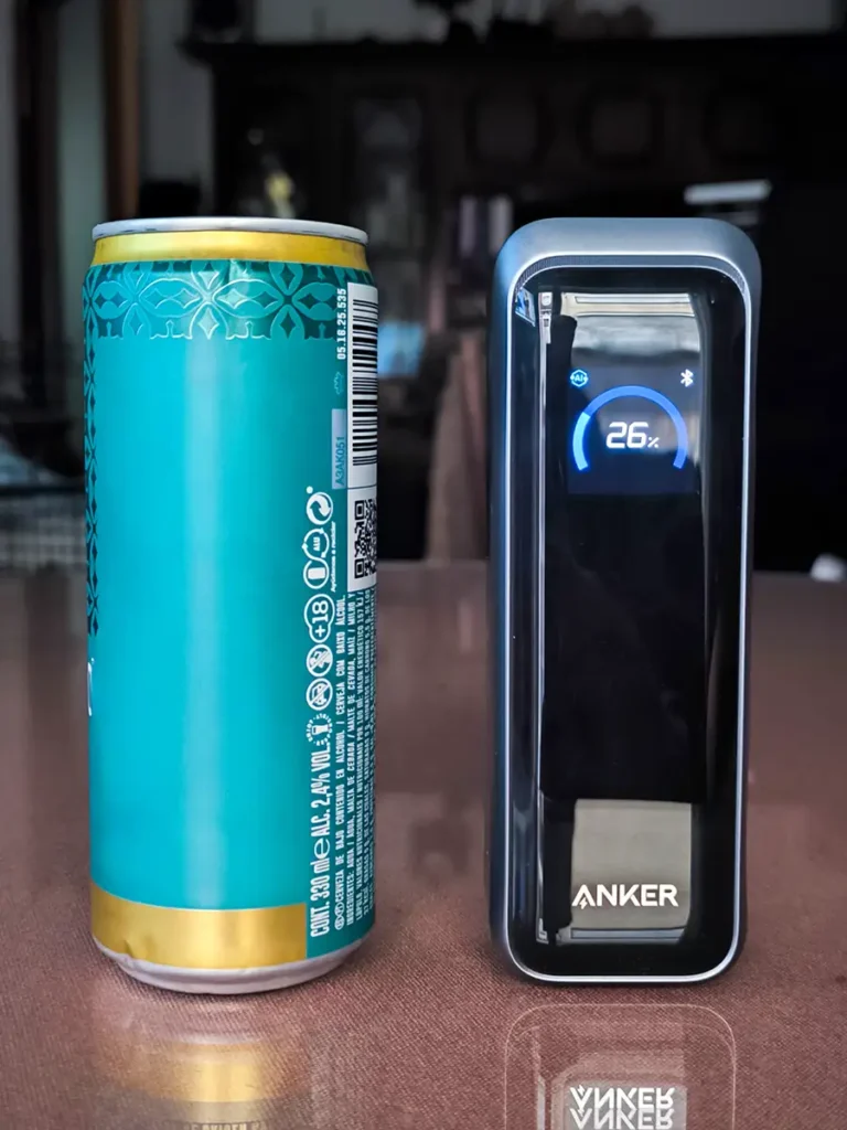 Comparativa de tamaño: Anker Prime 20.100 mAh (220W) al lado de una lata