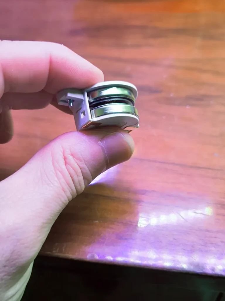 Portapilas del Aqara FP300 con dos baterías tipo moneda (CR2450)