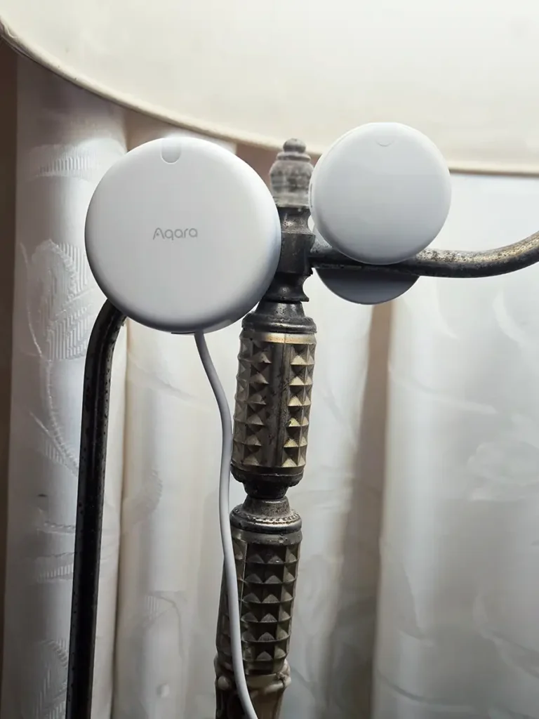 Comparativa visual: Aqara FP300 y Aqara FP2 colocados juntos en una instalación real