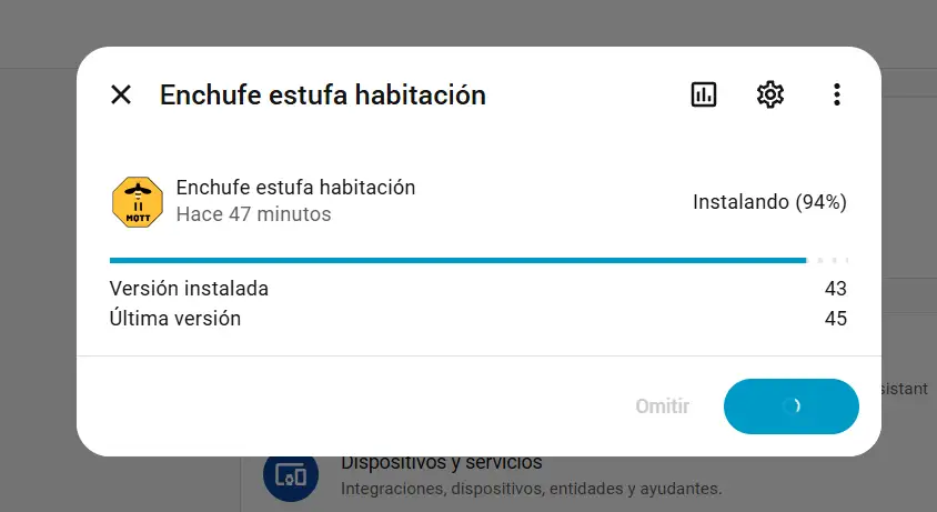 Actualización OTA del Aqara Smart Plug EU (SP-EUC01) en Home Assistant/Zigbee2MQTT: instalación al 94% con versión instalada 43 y última versión 45
