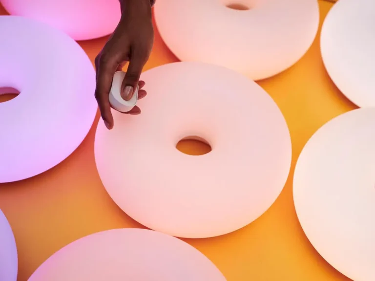 Lámpara donut IKEA VARMBLIXT inteligente con mando BILRESA y luz regulable con cambios de color