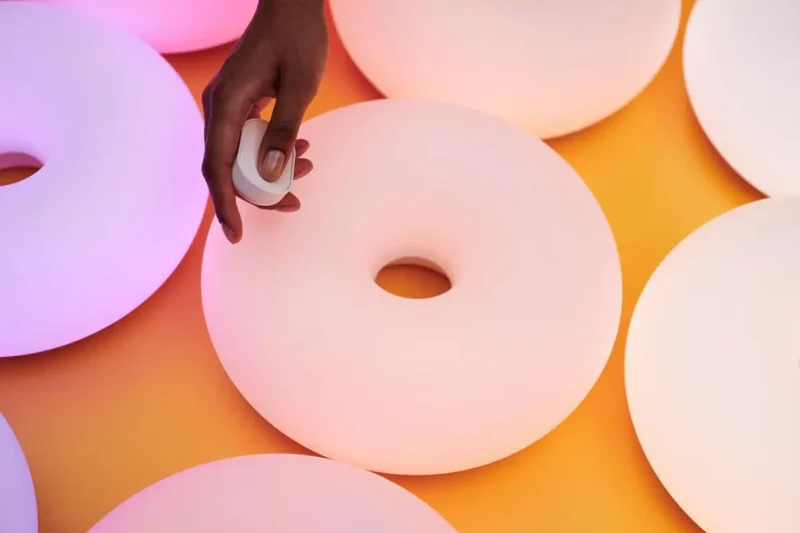IKEA convierte VARMBLIXT en iluminación inteligente: vuelve la lámpara donut, ahora con color, regulación y Matter