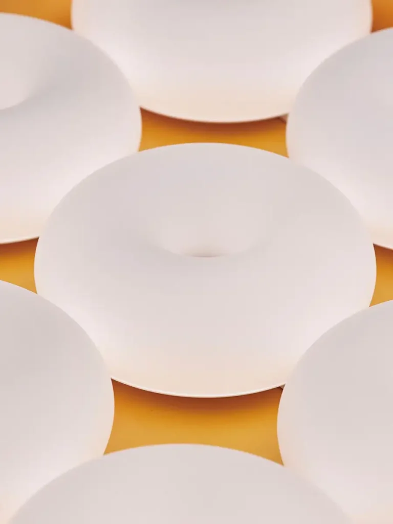 Lámpara donut IKEA VARMBLIXT en blanco mate, iluminación decorativa para hogar inteligente (Matter y DIRIGERA)