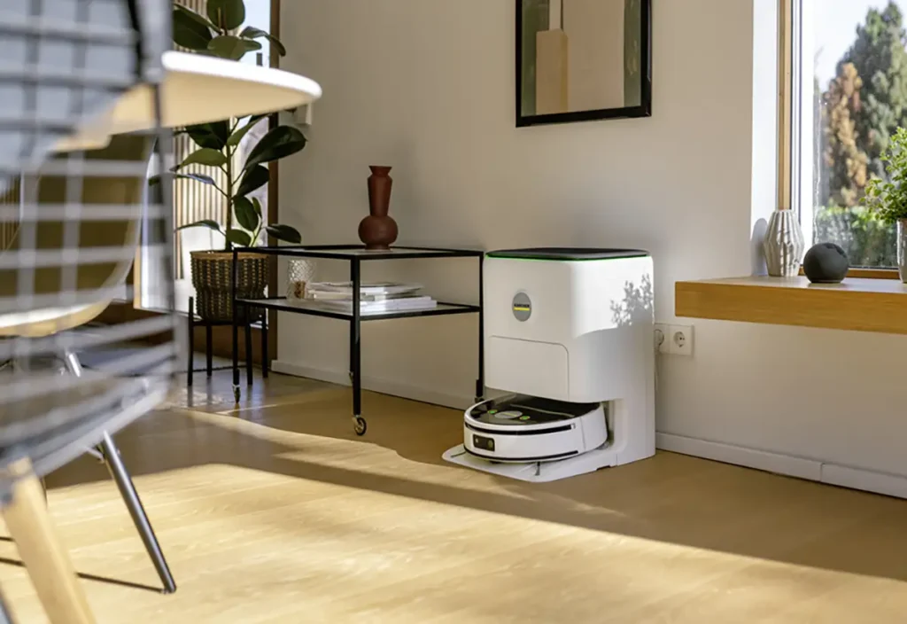 Base multifunción del Kärcher RVF 7 Comfort Extra con el robot acoplado en la estación de carga en el salón