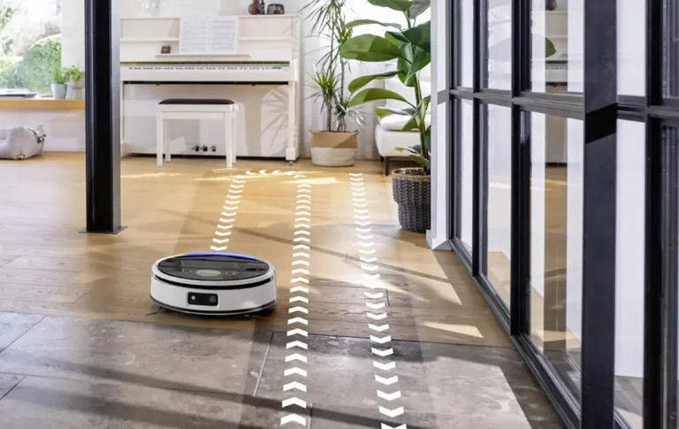 Robot aspirador y friegasuelos Kärcher RVF 7 navegando por el salón con guiado LiDAR y cámara con IA