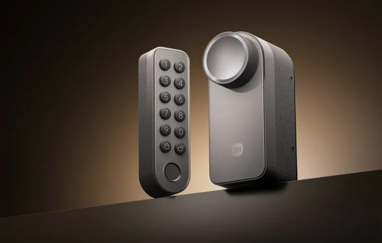Xiaomi Self-Install Smart Lock con teclado numérico y lector de huellas junto al módulo interior de la cerradura inteligente (Matter/Thread) sobre fondo oscuro.