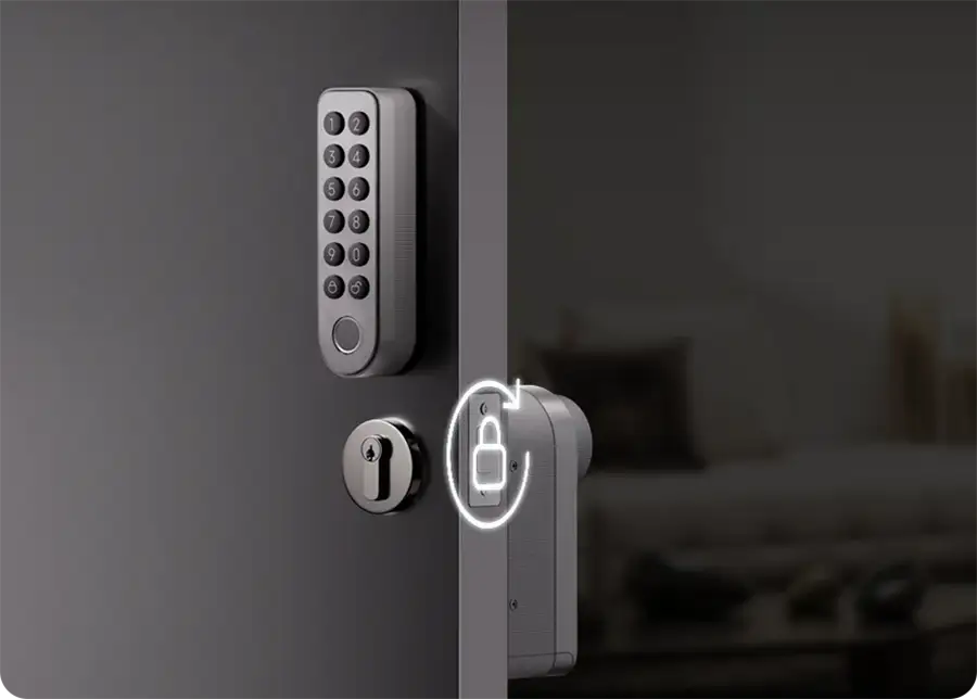 Xiaomi Self-Install Smart Lock instalada en una puerta: teclado numérico exterior y módulo interior sobre el cilindro, con icono de candado indicando cierre seguro.