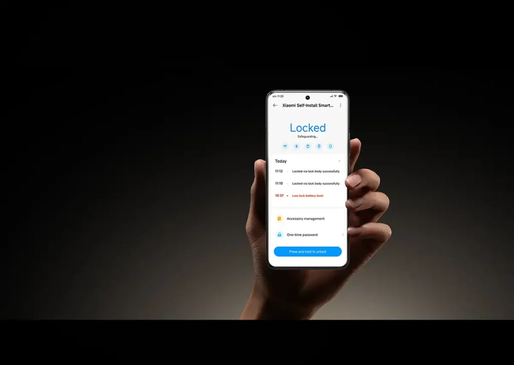 Pantalla de la app Xiaomi Home mostrando el estado “Locked” de la Xiaomi Self-Install Smart Lock en un móvil sostenido con la mano sobre fondo oscuro.