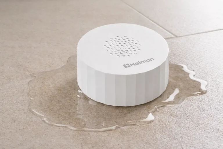 Detector de fugas de agua Heiman L1-M con charco en suelo de baldosas (Matter over Thread)
