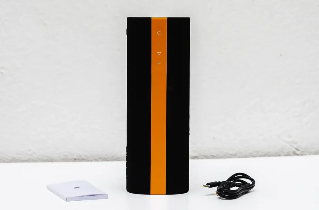 Xiaomi Sound Party: contenido de la caja con el altavoz, el cable USB-C y los manuales