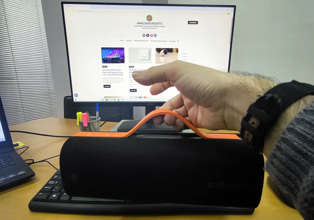 Asa oculta del Xiaomi Sound Party: tirando de la goma naranja se despliega para transportarlo