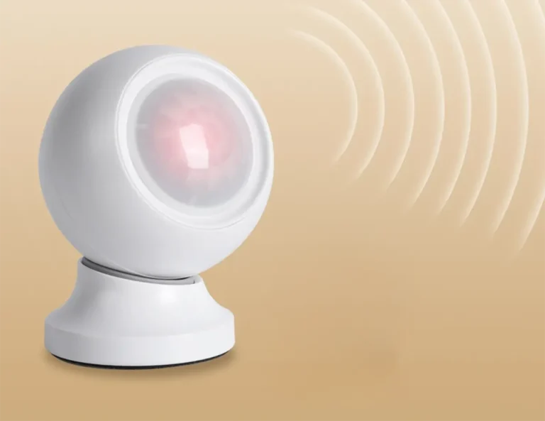 Sensor de presencia Zemismart ZPS-Z1 con detección PIR y radar de 24 GHz, en color blanco con base orientable y ondas de señal sobre fondo beige.
