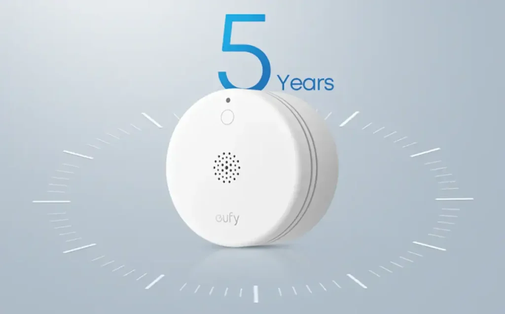 Detector de humo eufy Smoke Alarm E10 sobre fondo azul con el texto “5 Years”, destacando la autonomía anunciada de hasta 5 años.