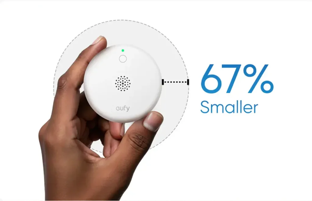 Detector de humo eufy Smoke Alarm E10 sostenido en una mano, con indicador de “67% más pequeño” sobre fondo blanco.