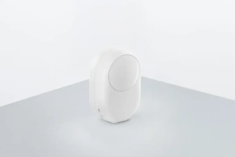 Lafaer LWR02: sensor de presencia mmWave blanco, compatible con Matter over Thread, sobre base gris