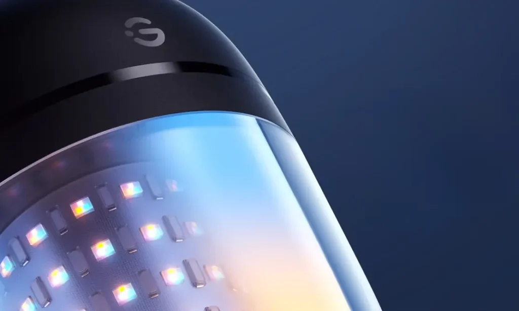 Detalle de una bombilla de las Govee Outdoor Chromatic String Lights con LEDs RGBIC y luz blanca integrada