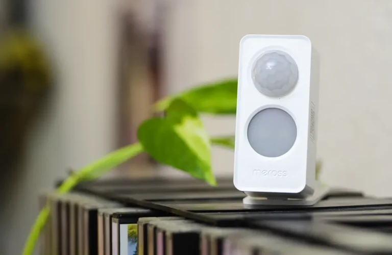 Sensor de presencia Meross MS605 Matter over Thread con IP67 colocado sobre un mueble en interior