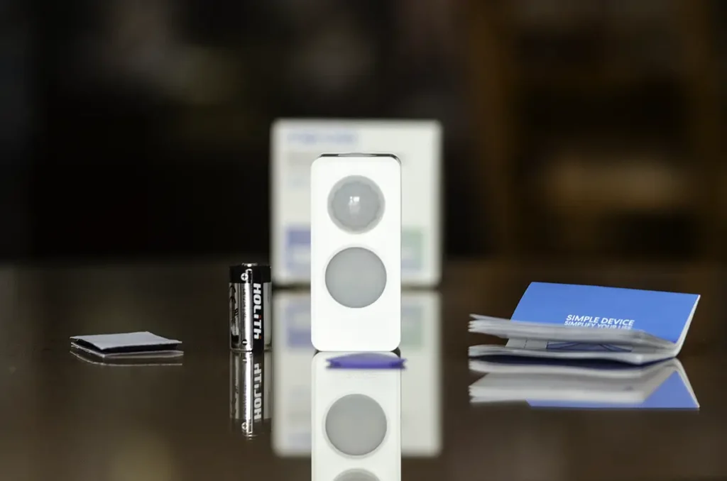 Contenido de la caja del Meross MS605 con sensor de presencia, batería CR123A, manual y adhesivo de montaje