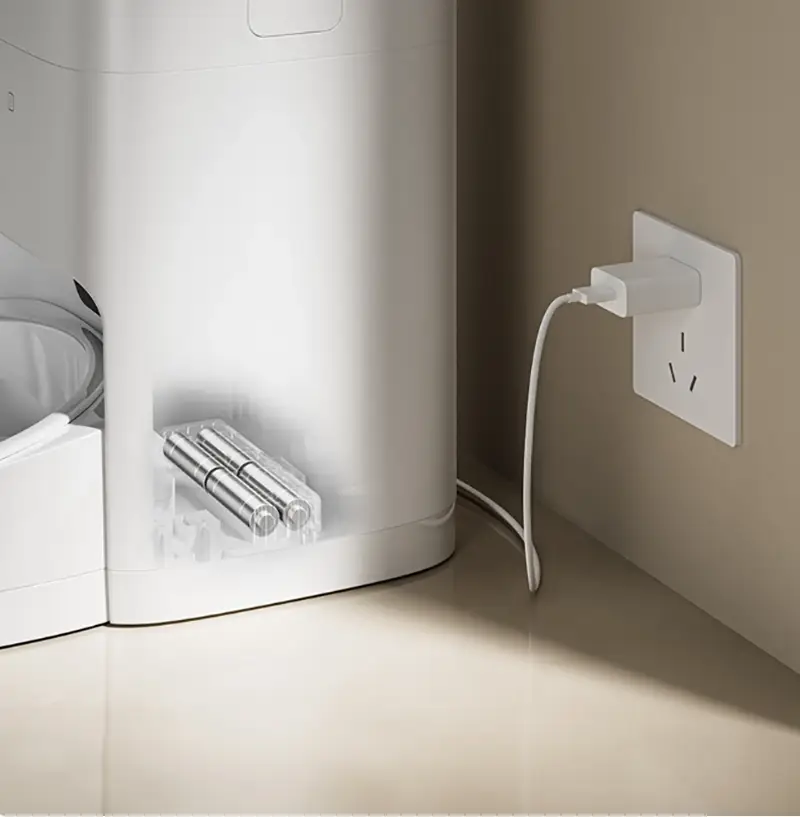 Sistema de alimentación de respaldo del Xiaomi Mijia Pet Feeder 2 Visual Edition con conexión a corriente y pilas AA de emergencia.