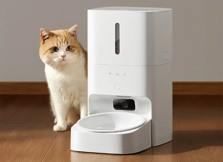Comedero inteligente Xiaomi Mijia Pet Feeder 2 Visual Edition con cámara integrada junto a un gato en interior.