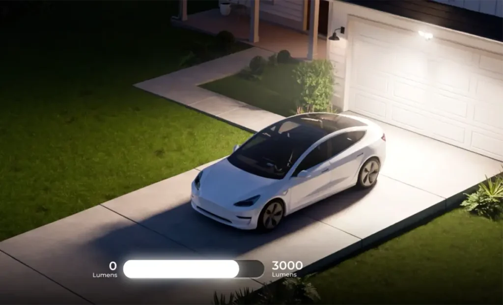 Ajuste de brillo de 0 a 3000 lúmenes en la Reolink TrackFlex Floodlight WiFi iluminando la entrada de una casa con un coche aparcado