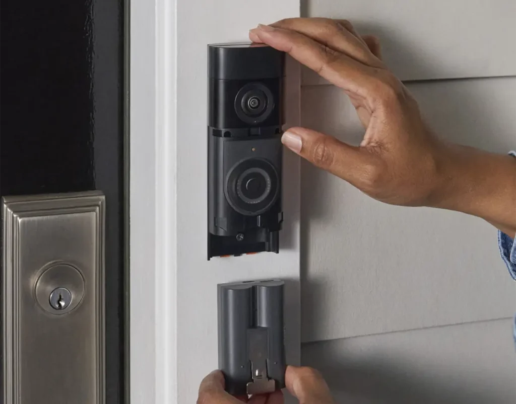 Persona cambiando la batería extraíble de un videotimbre Ring Battery Video Doorbell Plus