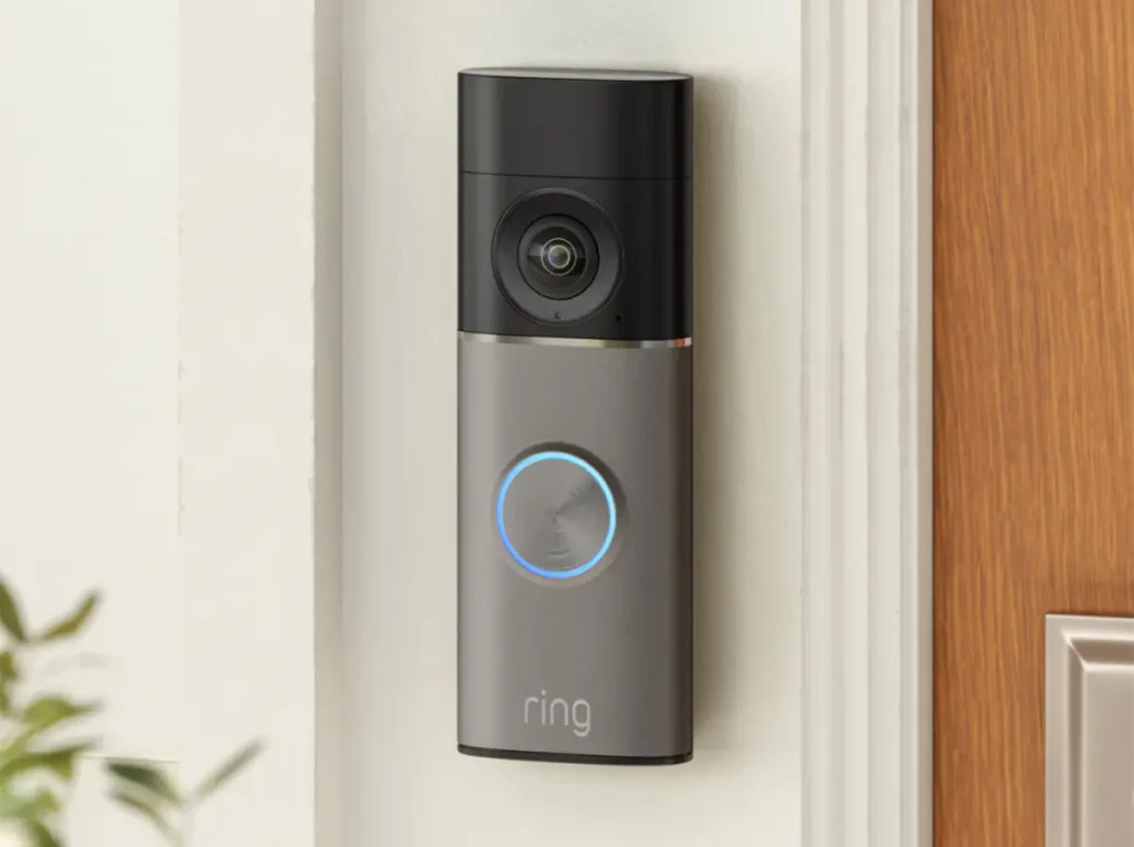 Videotimbre Ring Battery Video Doorbell Pro instalado en la entrada de una vivienda