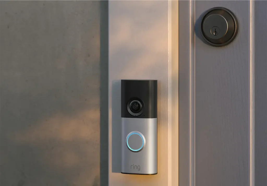 Videotimbre Ring Wired Video Doorbell Plus instalado junto a la puerta de una vivienda
