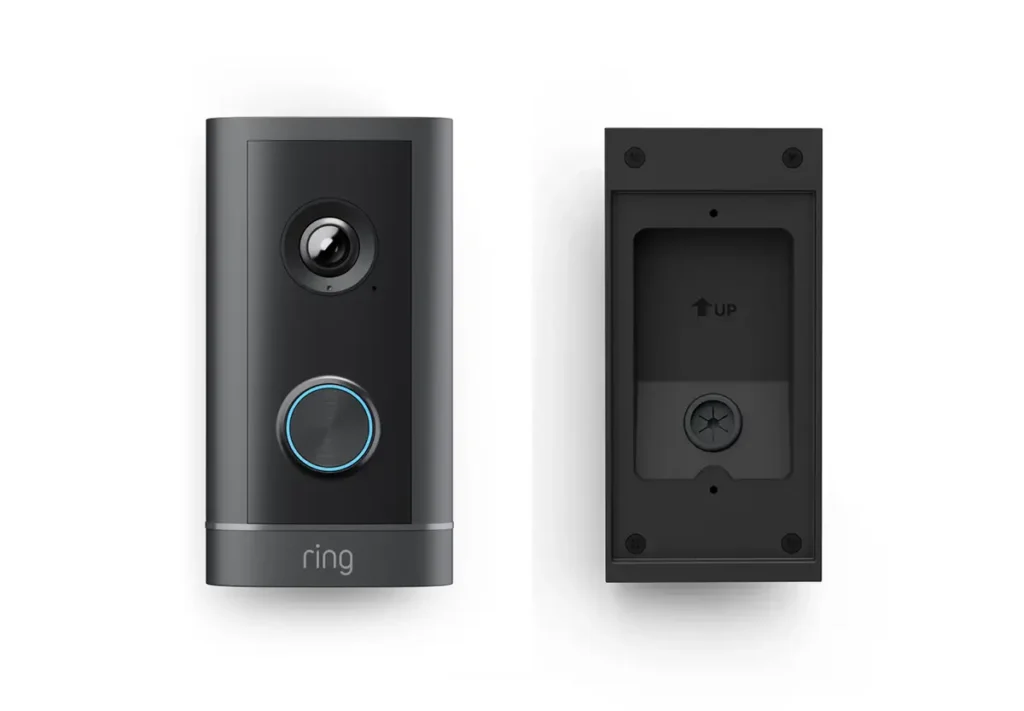 Videotimbre Ring Wired Video Doorbell Elite junto a su soporte de montaje para instalación cableada