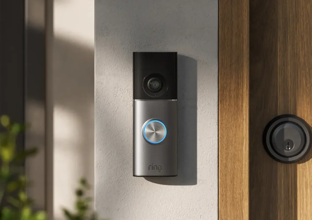 Videotimbre Ring Wired Video Doorbell Pro instalado en la entrada de una vivienda