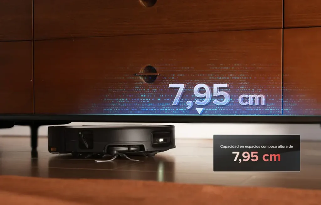 Roborock Saros 20 Sonic limpiando bajo un mueble gracias a su altura de 7,95 cm