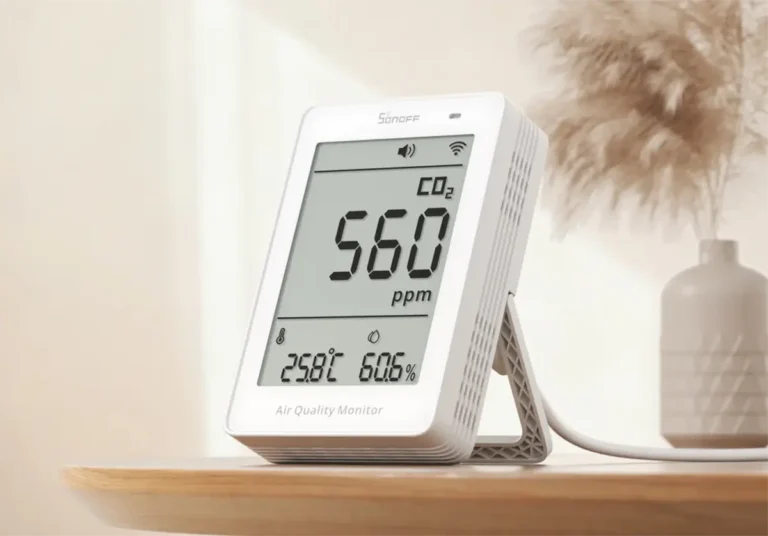 Monitor de calidad del aire SONOFF AirGuard CO2 con pantalla LCD mostrando nivel de CO2, temperatura y humedad