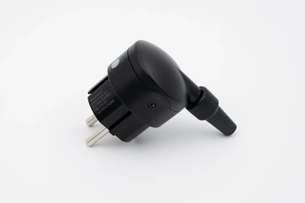 Shelly Plug C Gen4 en color negro con diseño en línea para integrarse en el cable de alimentación y monitorizar el consumo eléctrico
