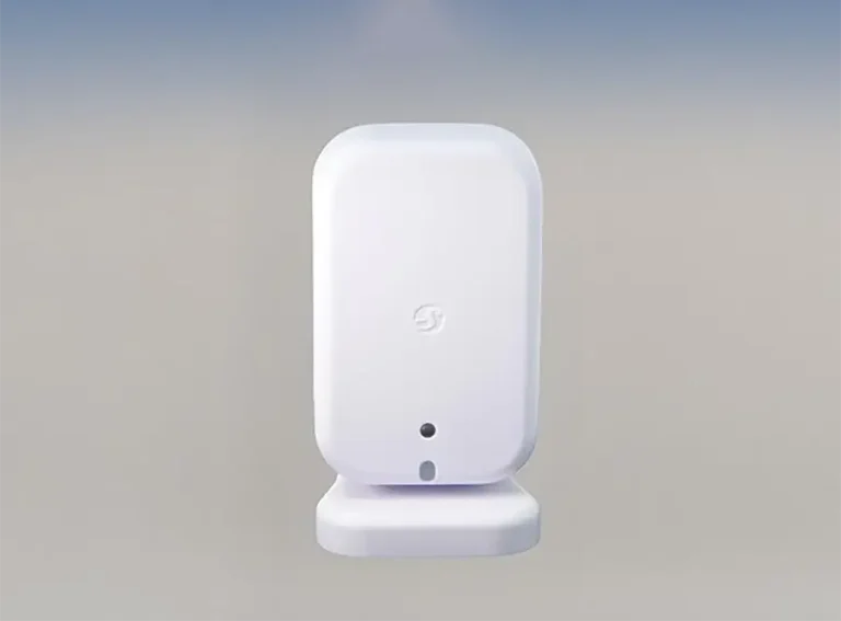 Shelly Presence Gen4 sobre su base en color blanco