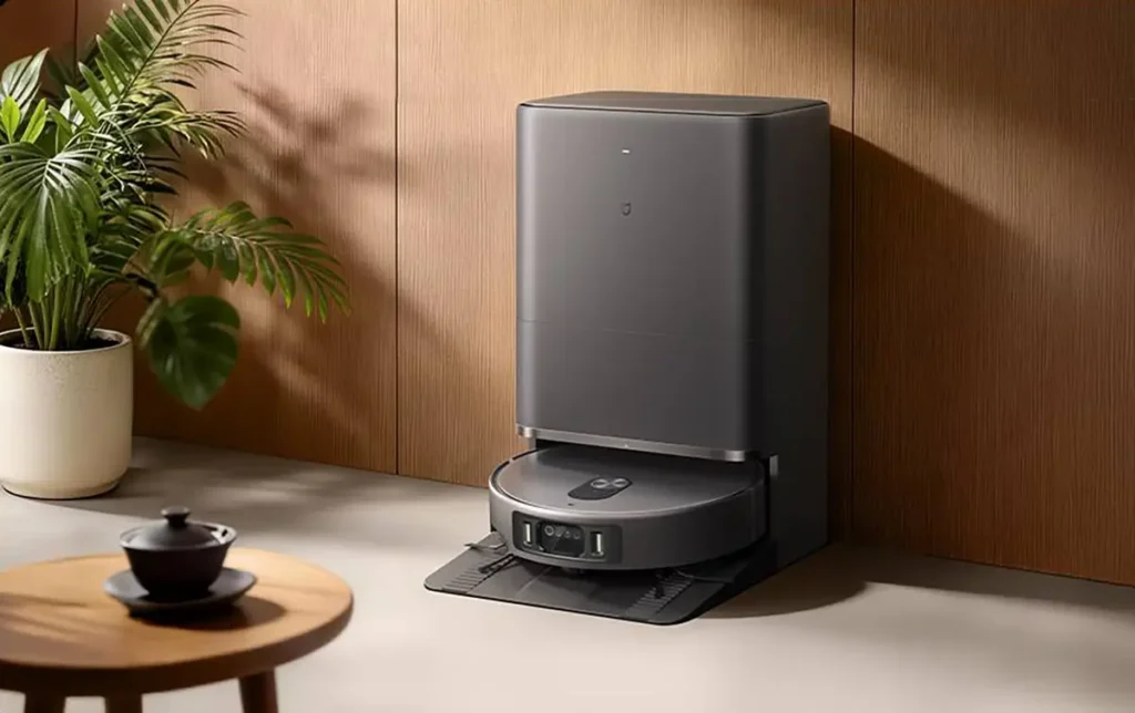Xiaomi Mijia 6 Max con base autolimpiante en una estancia moderna