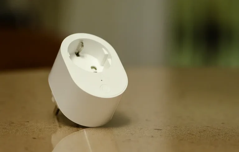 Xiaomi Smart Plug 2 sobre una mesa con fondo desenfocado