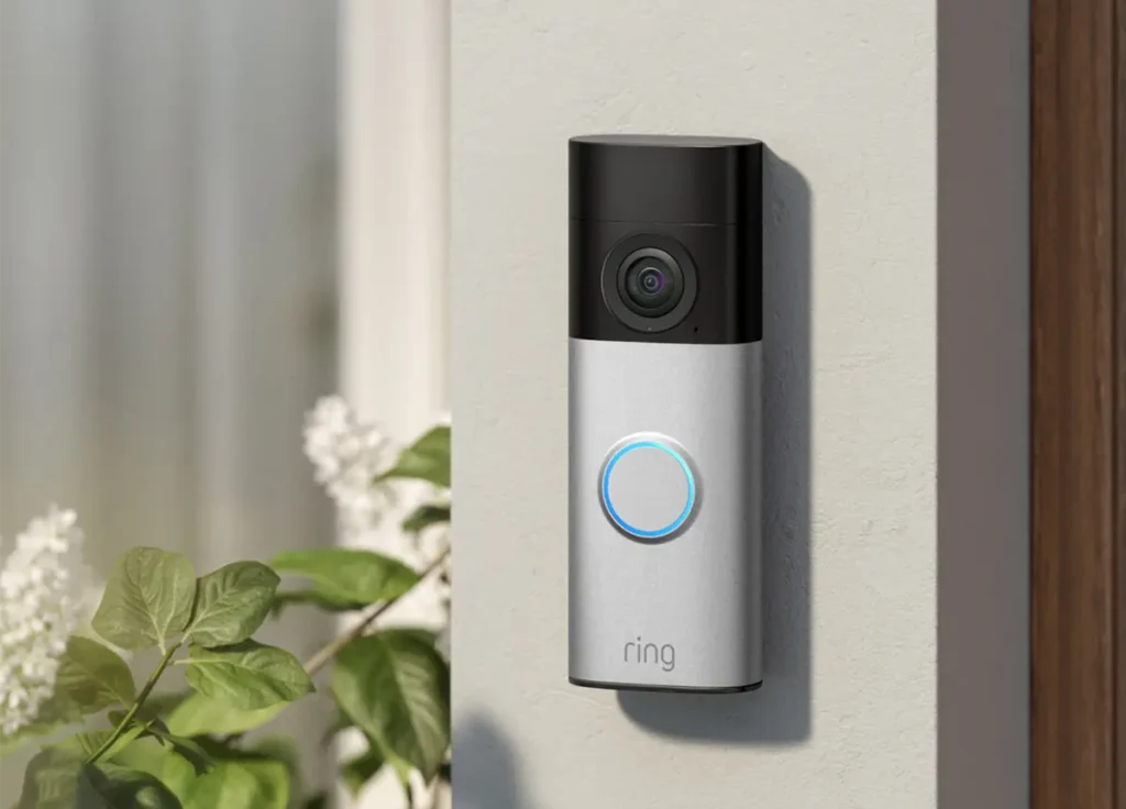 Videotimbre inteligente Ring instalado en la entrada de una vivienda