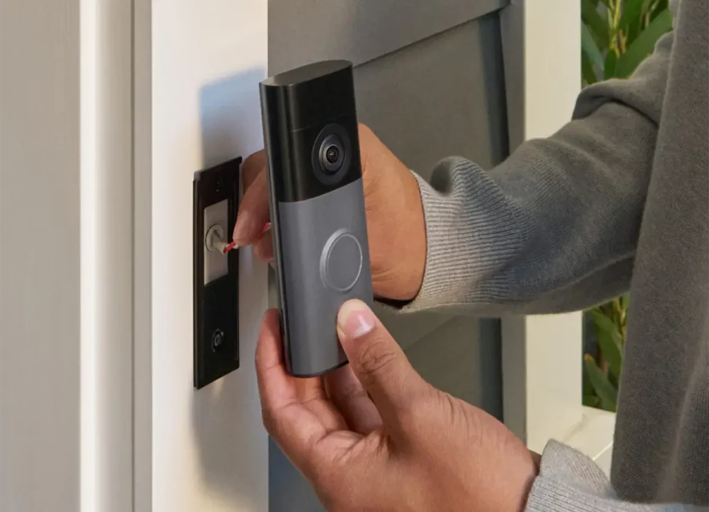 Instalación de un videotimbre Ring cableado en la entrada de una vivienda