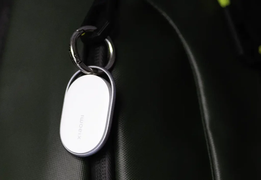 Localizador Xiaomi colgado en una mochila como accesorio para encontrar objetos personales.