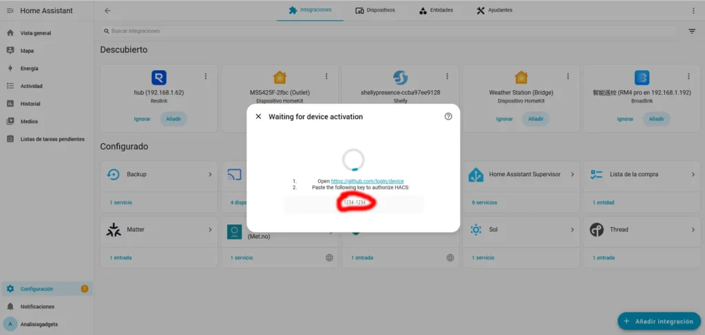 Pantalla de Home Assistant esperando la activación de HACS en GitHub y mostrando el código necesario para autorizar la integración.