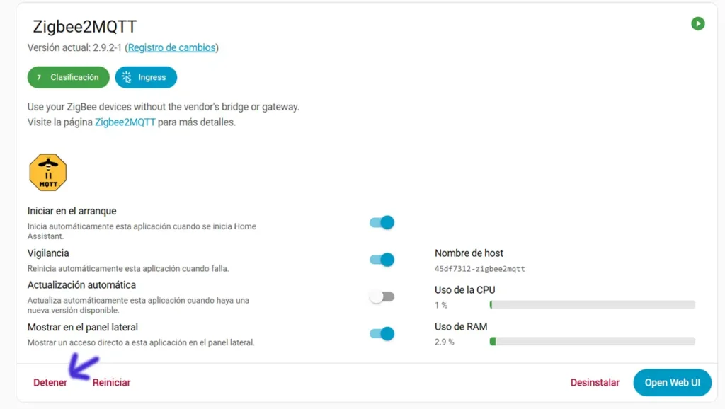 Pantalla del complemento Zigbee2MQTT en Home Assistant con el botón Detener señalado antes de editar la configuración y migrar al Home Assistant Connect ZBT-2.