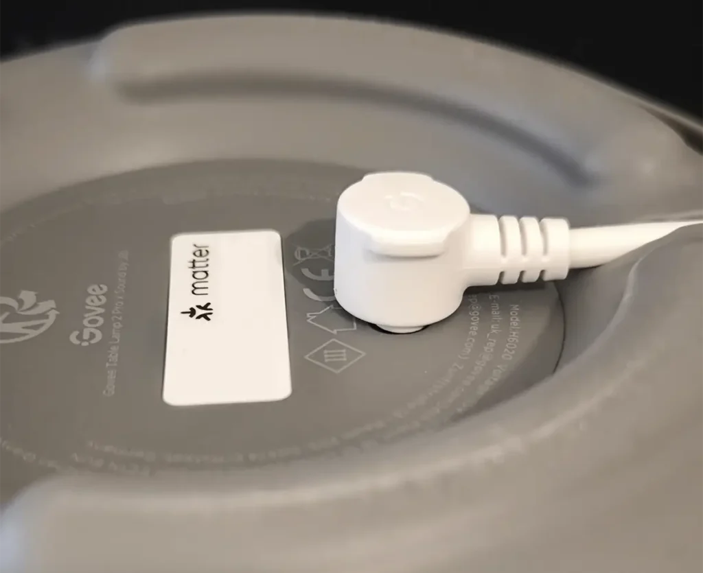 Detalle del conector de carga USB-C en ángulo de la Govee Table Lamp 2 Pro x Sound by JBL en la base de la lámpara