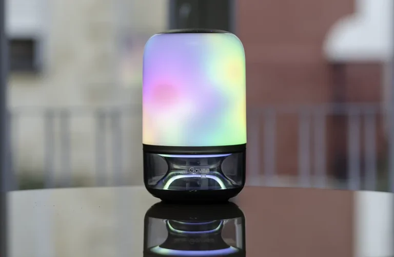 : Govee Table Lamp 2 Pro x Sound by JBL con iluminación multicolor sobre una mesa