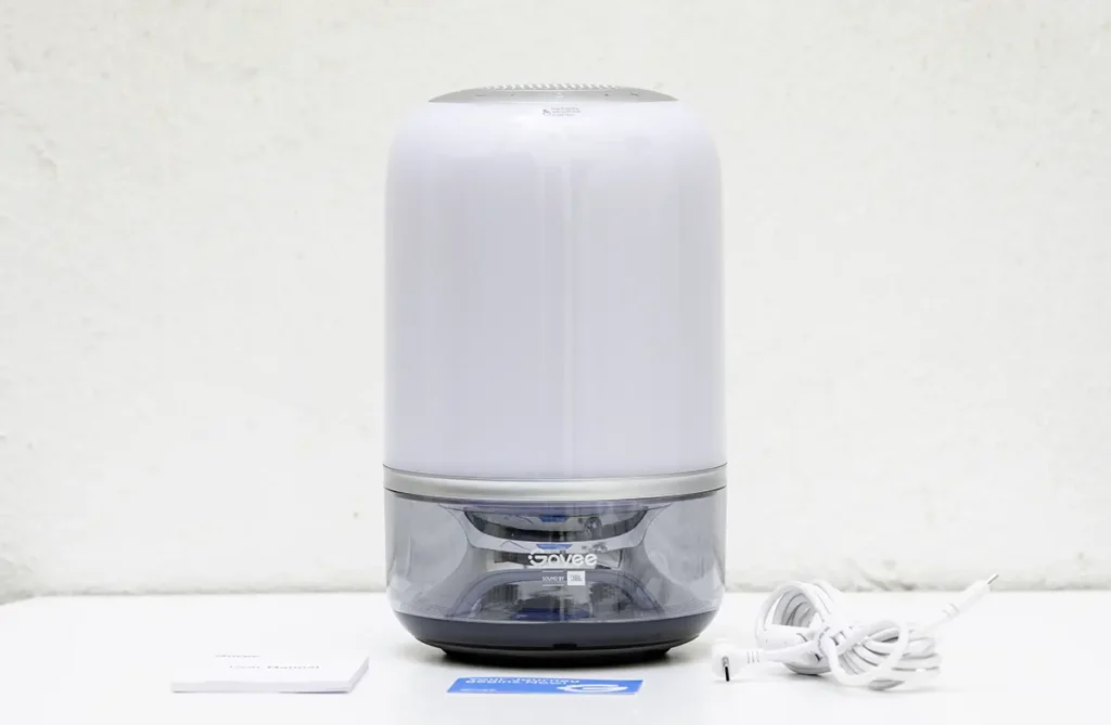 Contenido de la caja de la Govee Table Lamp 2 Pro x Sound by JBL con la lámpara, el manual y el cable de carga USB-C sobre una mesa blanca